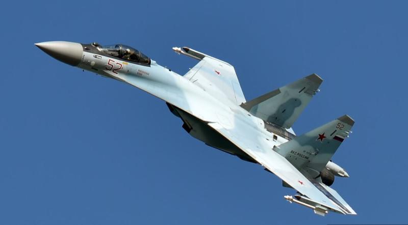 Su-35 proti F-22: Katero letalo bi prevladalo v zračnem dvoboju?