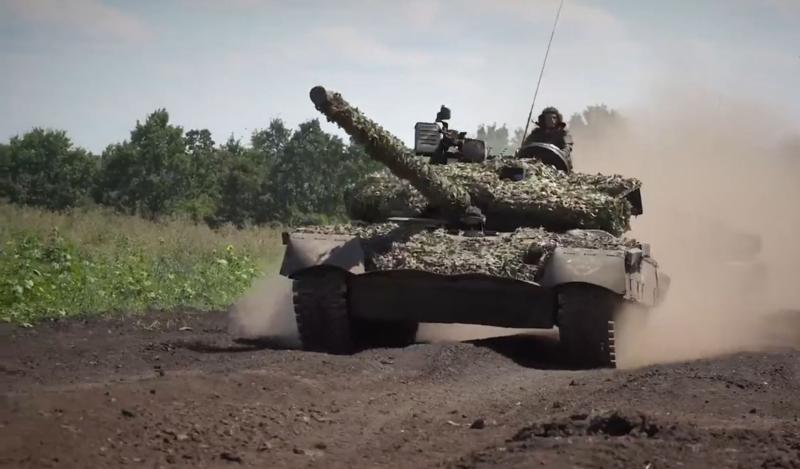 Učinkovita taktika ruskih tankov: Zdaj ga vidiš, zdaj pa ne! (VIDEO)