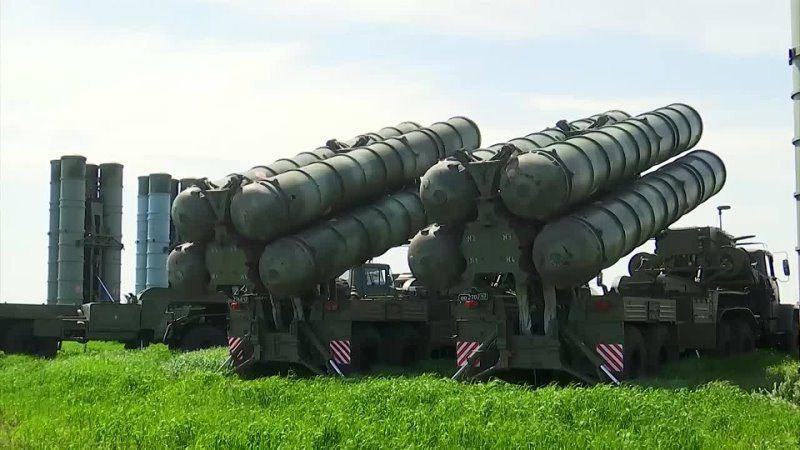 Kalašnikov proti S-300: Rusi ukrajinske protiletalske sisteme sedaj uničujejo že z avtomatskimi puškami!