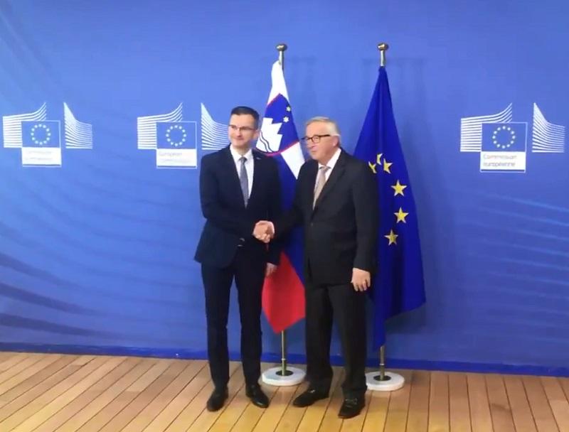 Pridi, mladi mož. Tako je danes Juncker sprejel Šarca v Bruslju