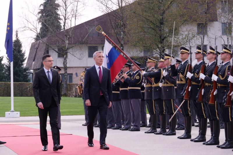 Šarec gostil Stoltenberga: Generalni sekretar zveze NATO pohvalil začetek povečevanja izdatkov za obrambo