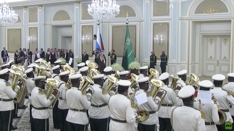 Savdijci pričakali ruskega predsednika Vladimirja Putina z »zvočnim mučenjem« vojaškega orkestra