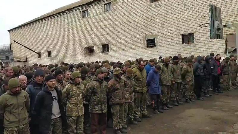 Ruske enote zajele vsaj 20-krat več vojakov kot ukrajinske, v Rusiji razmišljajo celo o »odkupu« svojih ujetnikov!