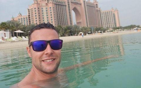 Zločin in kazen v Emiratih: tri mesece ječe zaradi dotika v prenapolnjenem baru