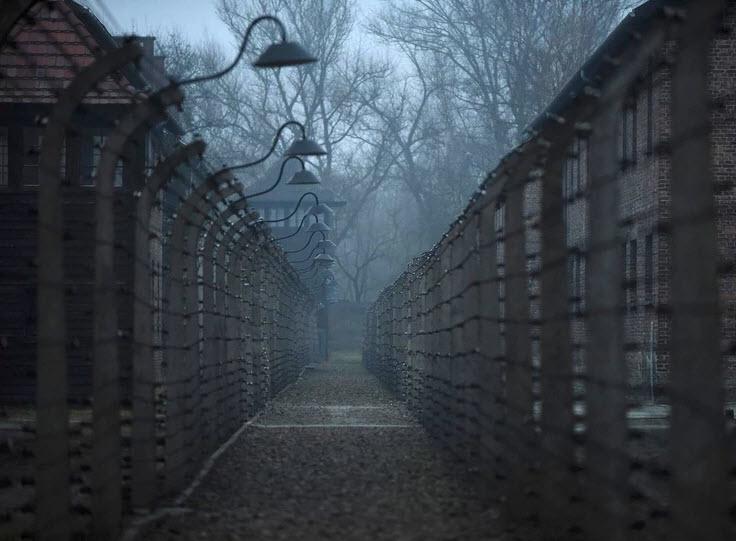 Škandal: Na svetovnem spletu prodajajo mini krila in vzglavnike z motivi iz zloglasnega taborišča Auschwitz