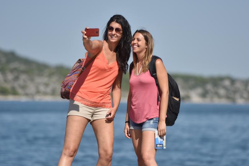 Smrtno nevarni selfiji: od leta 2011 že 259 mrtvih zaradi nevarnega fotografiranja