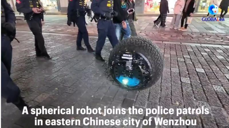 Zgrajen za Merkur, dela na planetu Zemlja: Sferični robot se je pridružil policijskim patruljam v mestu na vzhodu Kitajske