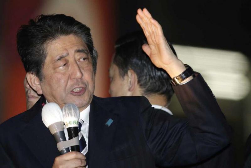 Japonski premier Abe na volitvah pometel s konkurenco