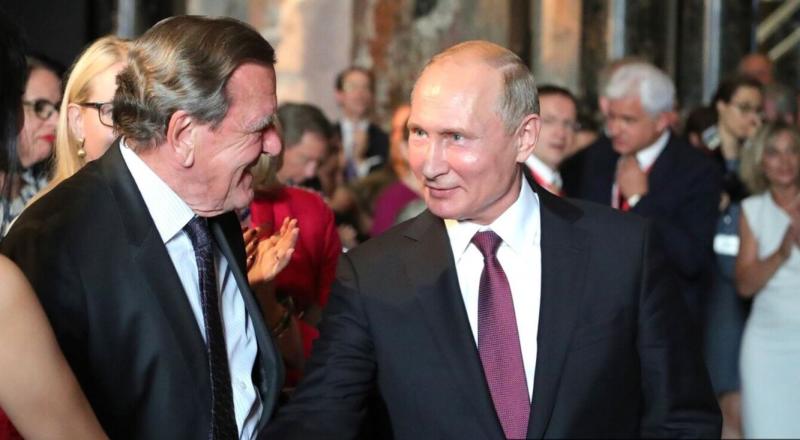 Putin v bran nekdanjemu nemškemu kanclerju: Dlje kot je Nemčija od Schröderja, bližje je nacistom VIDEO