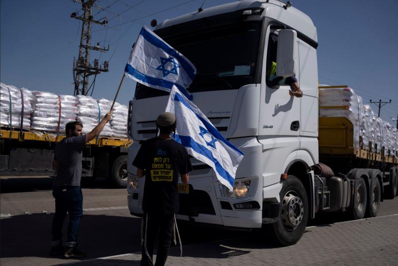 Guardian: »Izraelska vojska sporoča naseljencem, kdaj in kam pridejo konvoji pomoči v Gazo, da jih ti vandalizirajo«
