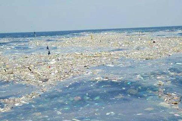 Na Tajskem poskušajo iz morja odstraniti ogromen plavajoč kup smeti