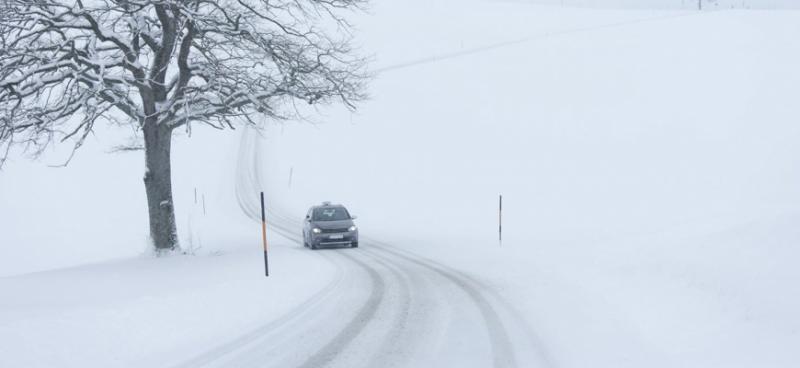Sneg povzroča težave na cesti, zaprta primorska avtocesta