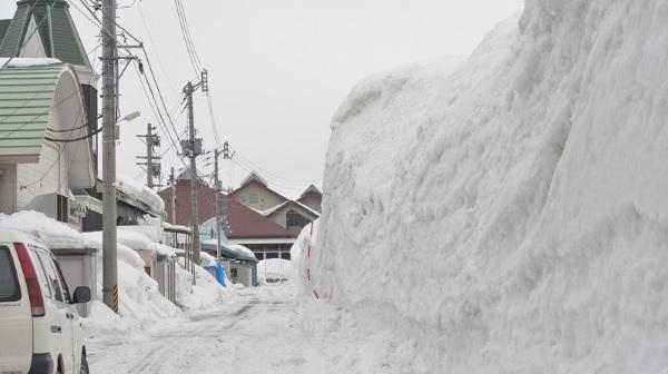 Na Japonskem prometni kaos zaradi snežnih viharjev