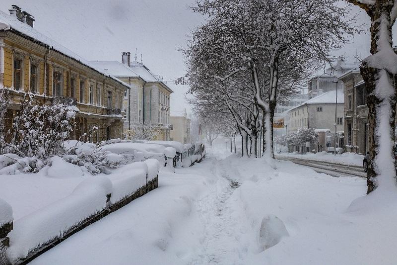 Tudi v prihodnjih dneh mrzlo, danes močna burja v sunkih