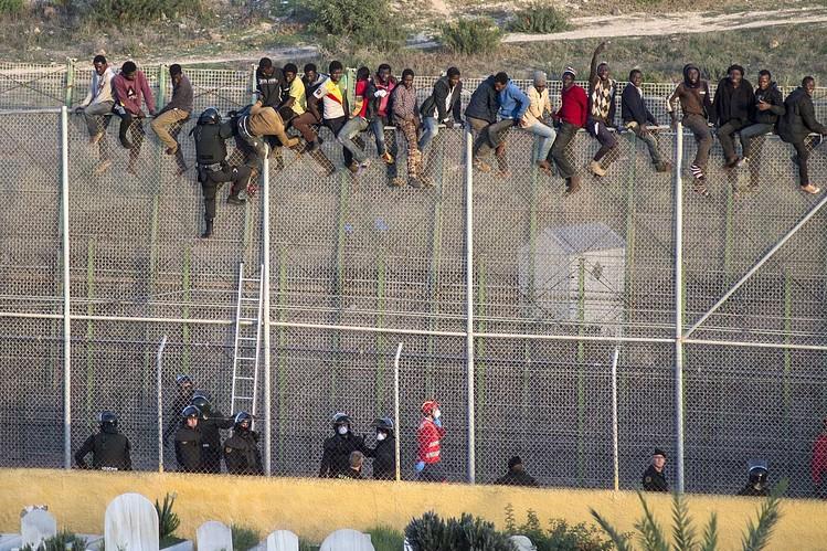 Več kot 300 migrantov vdrlo v špansko enklavo na severu Afrike