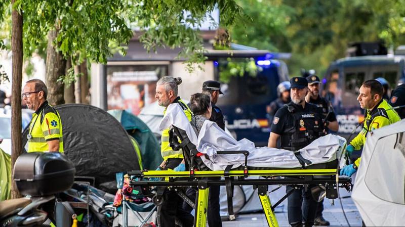 Vsa beda španske stanovanjske krize: Žensko na nosilih vrgli iz njenega stanovanja, druga več mesecev spala v avtu