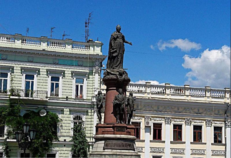 Spomenik ruski cesarici, ki je ustanovila znano ukrajinsko mesto - še ena žrtev vojne