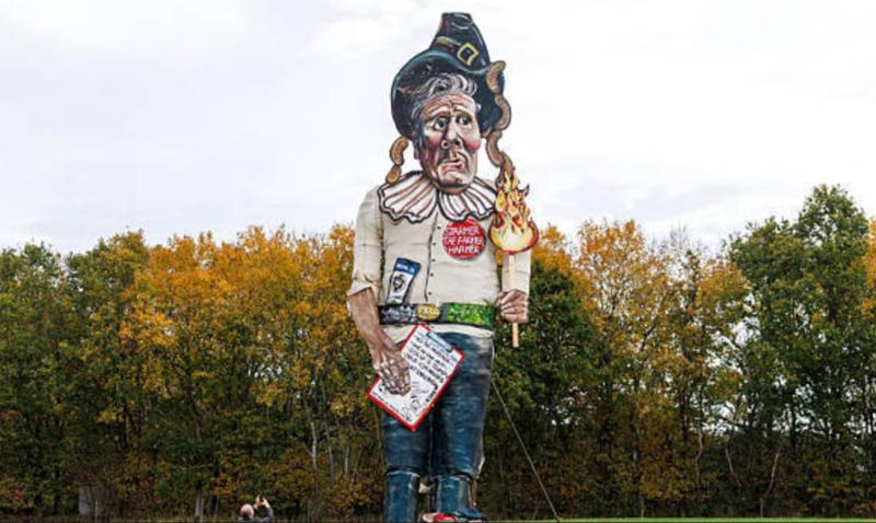 Britanci odločni, da zažgejo lutko premierja: Starmer kot Trumpov priliznjenec (FOTO)