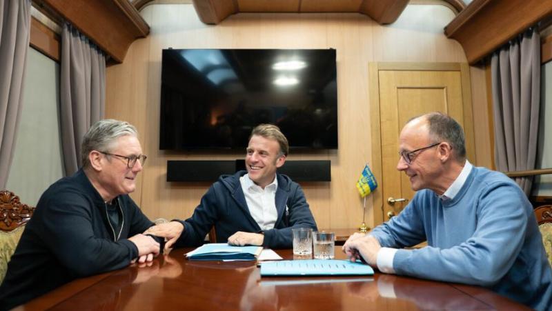 Merz, Macron in Starmer so se pogovarjali z Zelenskim: Naznanili so, kaj naj bi bilo izhodišče za pogajanja