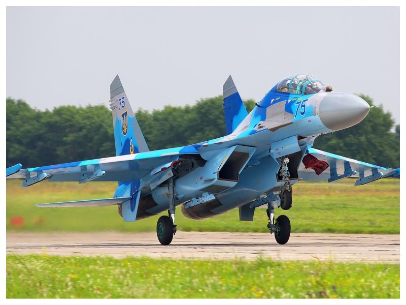 Ukrajinski Su-27 med manevri strmoglavil, umrla ukrajinski in ameriški pilot