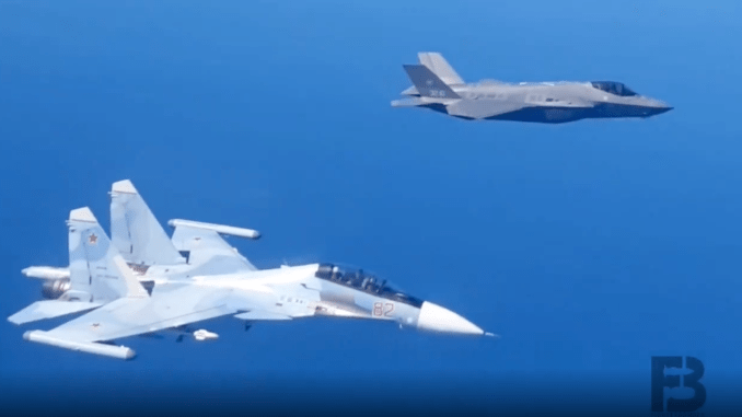 Iz oči v oči: Ameriški F-35 se je prvič v zraku srečal z ruskim Su-30 SM, vroče tudi nad Pacifikom