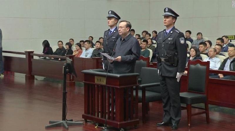 Bivšega visokega predstavnika kitajske komunistične partije zaradi korupcije obsodili na dosmrtni zapor