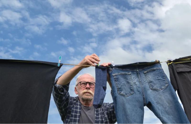 Britanci bodo nagrajeni z brezplačno elektriko, če bodo prali perilo ob sončnem koncu tedna