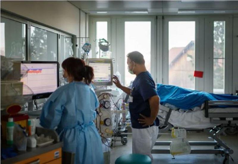 Švicarskim bolnišnicam svetujejo zmanjšanje porabe električne energije, državljanom pa zalogo sveč in drv