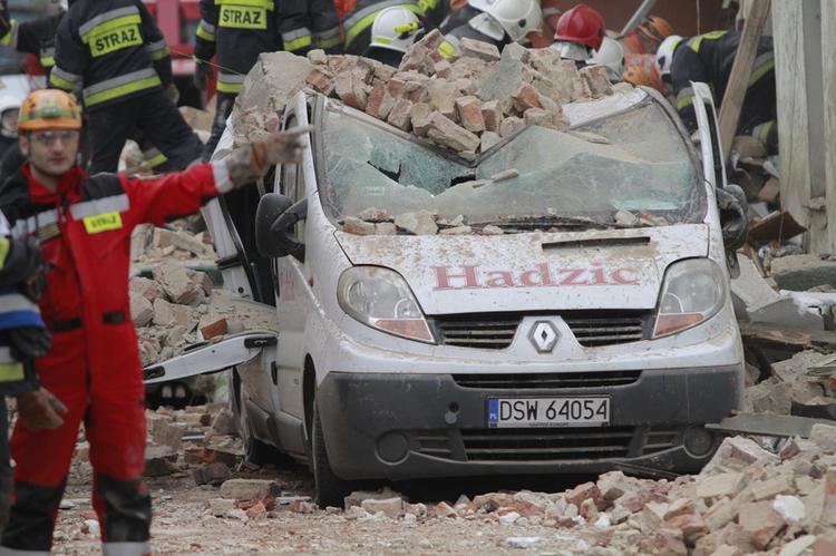 V zrušenju zgradbe na Poljskem mrtvi in ranjeni