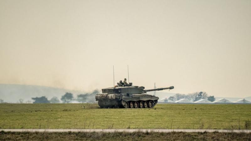 Nov obrambni pakt med Londonom in Berlinom: Rheinmetall bo na Otoku proizvajal cevi za orožje in »Challengerje«