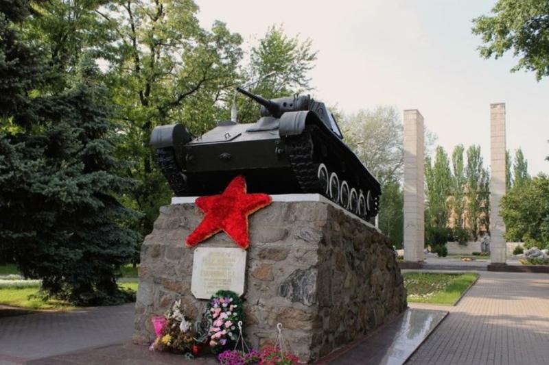 Zaharova o kraji tanka-spomenika z množičnega grobišča: Barbarstvo je »evropska vrednota«