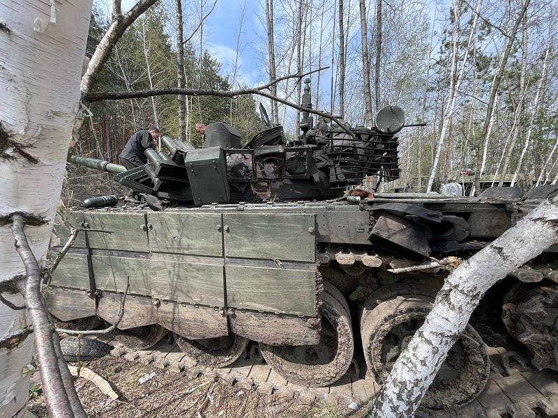 Ruski tank T-72B3 preživel več zadetkov in dokazal, da so zahodne rakete - precenjene