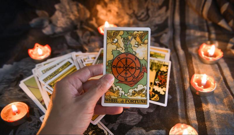 Ne zaupa odvetnikom, ampak kartam: Kako se nekdanji tesni sodelavec Zelenskega brani pred obtožbami o korupciji