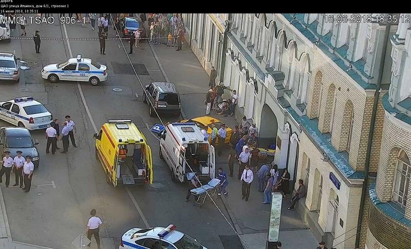 Taksist zapeljal v množico ljudi v Moskvi