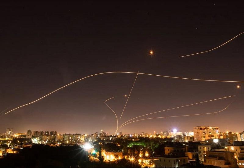 Pesem o bombardiranju Izraela postala viralna uspešnica: »Boom! Boom! Tel Aviv, to dobiš za vsa svoja zla dejanja!«