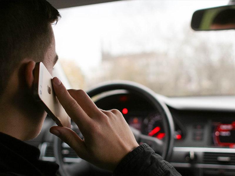 Cestne naprave za opozarjanje voznikov o neuporabi telefonov med vožnjo tudi v Sloveniji