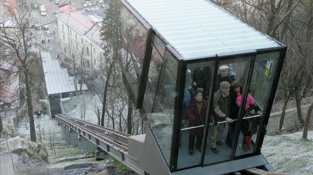 Tirna vzpenjača na Ljubljanski grad vozi že desetletje