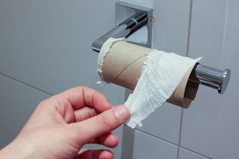 Nova študija: Nevarnost raka in drugih bolezni preži tudi iz – toaletnega papirja