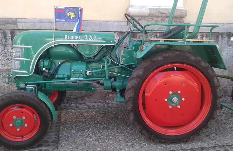 S traktorjem policistom preprečil izvedbo uradne naloge