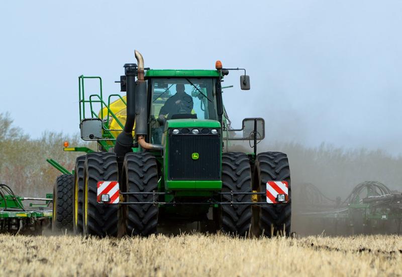Več kot 70 odstotkov kmetov v ZDA zmanjšuje obseg setev, svetu grozi lakota: Kako napad na Iran strada planet
