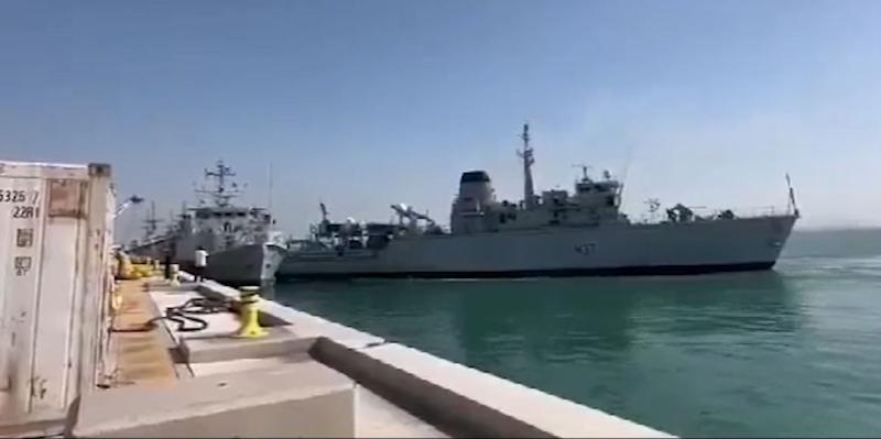 NATO se uničuje sam: Pri nespretnem »parkiranju« trčili britanski vojaški ladji v Bahrajnu (VIDEO)