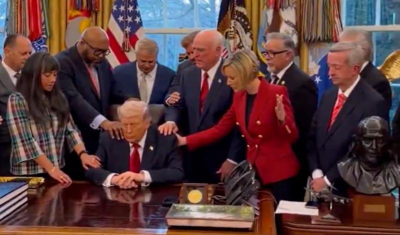 Videoposnetek, ki je obkrožil svet: Molitev v Trumpovi pisarni (VIDEO)