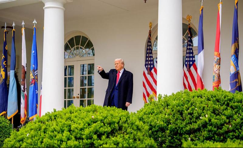 Trump uokvirja samodejno pisalo: Namesto Bidnovega portreta – podoba kulija!