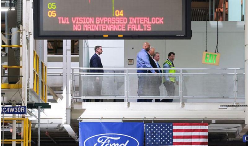 Nesramen Trump, »zaščitnik pedofilov«: Pokazal sredinec delavcu v tovarni (VIDEO)