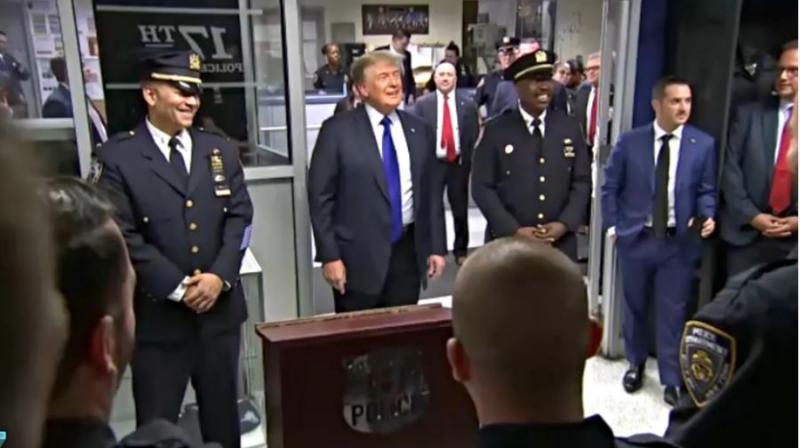 Trump ob obisku policije v New Yorku namignil, da bo leta 2024 morda ponovno kandidiral za predsednika