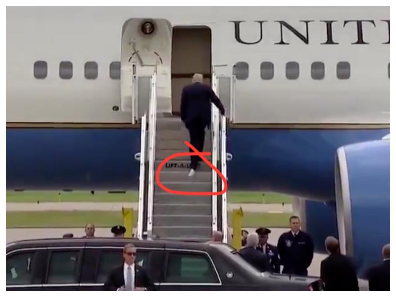 Donald Trump se je v predsedniški Air Force One vkrcal - s toaletnim papirjem na čevlju
