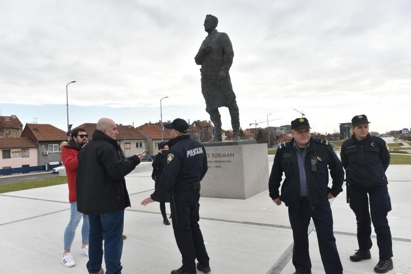 Hrvaška: najprej bizarna »prepoved približevanja spomeniku«, nato z jajci nad kip prvega predsednika