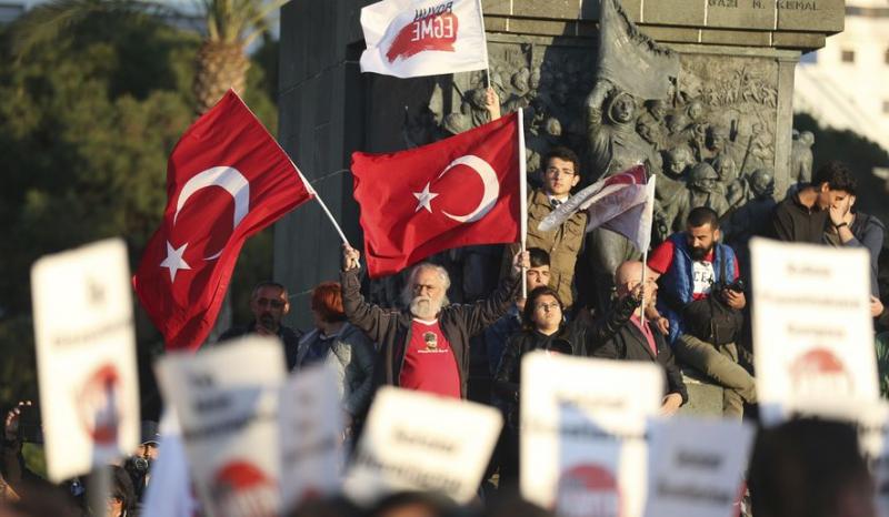 Policija v Istanbulu s solzivcem nad protestnike