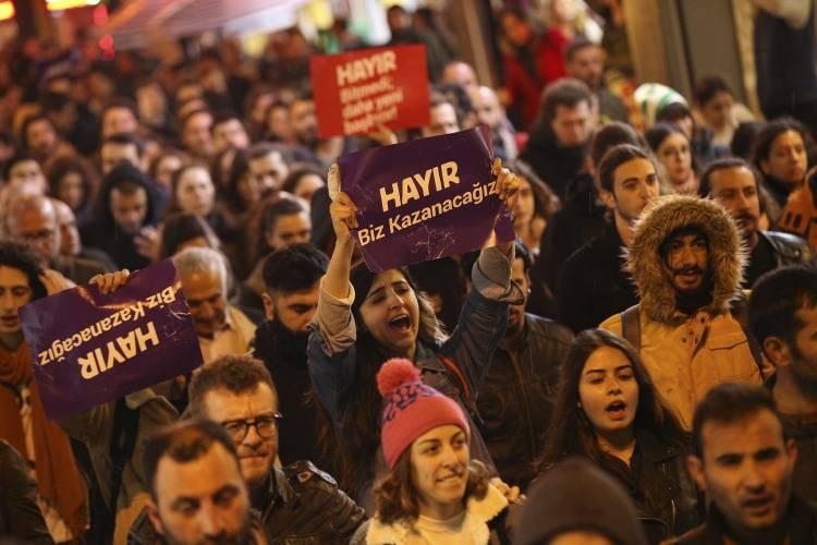 V turških mestih tisoči protestirali proti izidu referenduma