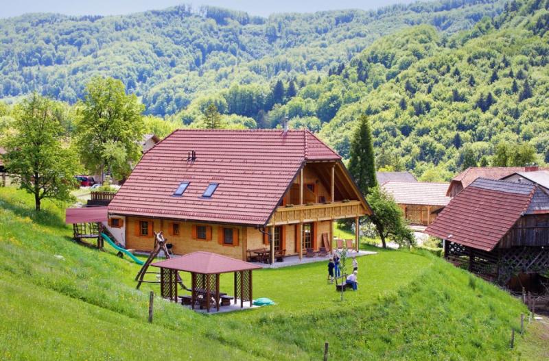 Lani v Sloveniji 69.671 družinskih kmetij